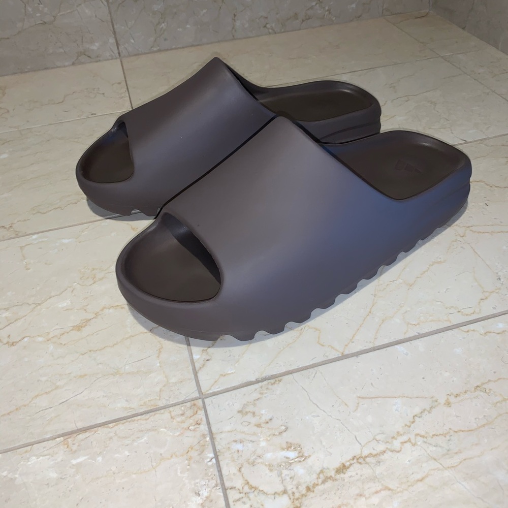 ❌SOLD❌ Adidas Yeezy Slides - Picture 1 of 4